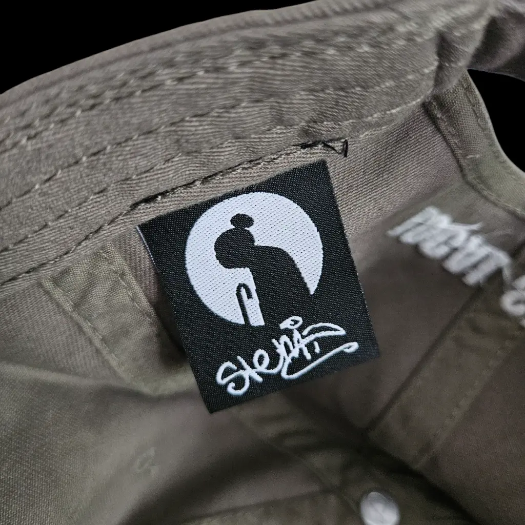 Daszek khaki metka.webp